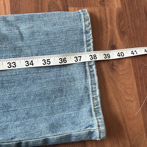 Woman’s Old Navy Jeans light Wash Low Rise Stretch Size 2 - Picture 6 of 8